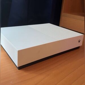 white xbox one s with cords but no controller